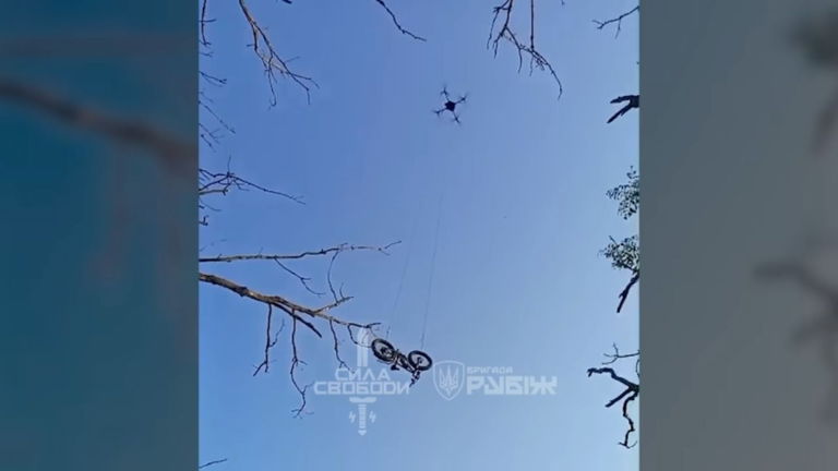 Un soldado ucraniano acaba de salvarse gracias a un dron: le ha entregado un vehículo para que pudiera escapar