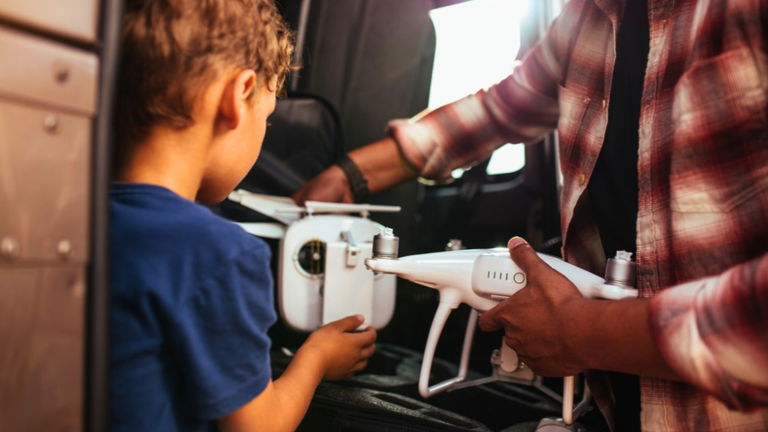 Lituania se prepara ante posibles amenazas de Rusia de una curiosa manera: enseñando a los niños a pilotar drones