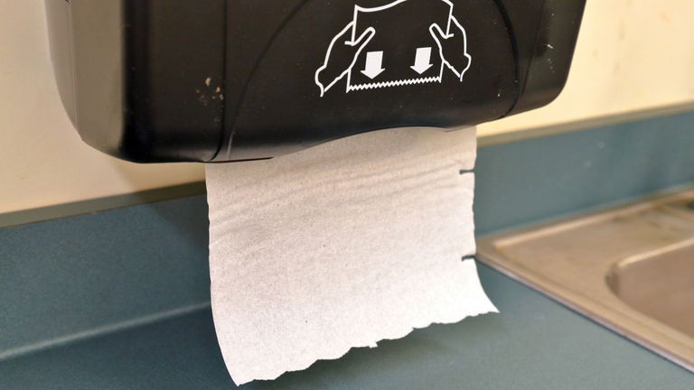 De los creadores de «Hay que pagar para usar el baño público» llega «Ver un anuncio para tener papel higiénico»