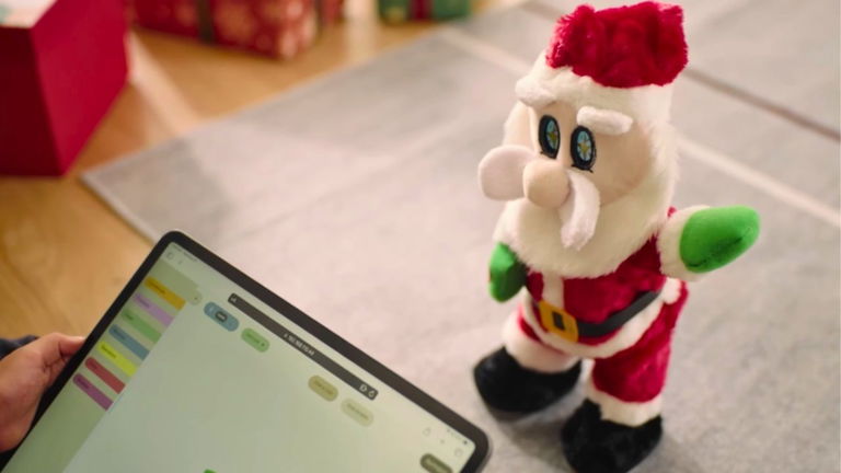 Estas navidades serán distintas gracias a este robot de Santa Claus: funciona con IA y es capaz de aprender de ti