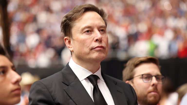 Elon Musk levanta polémica de nuevo: quiere un billón de dólares de parte de Tesla