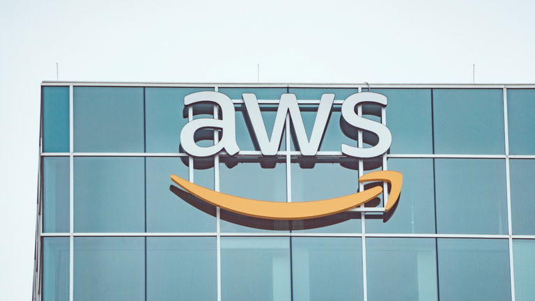 Amazon dejó medio internet caído. El problema fue una DNS y su coste es incalculable: hablan de miles de millones