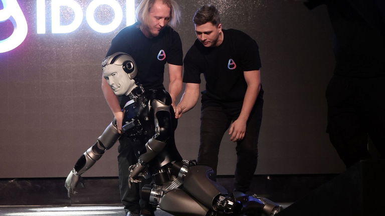 Aidol, el primer robot ruso antropomórfico con IA, hace su debut por todo lo "bajo": cayéndose en el escenario
