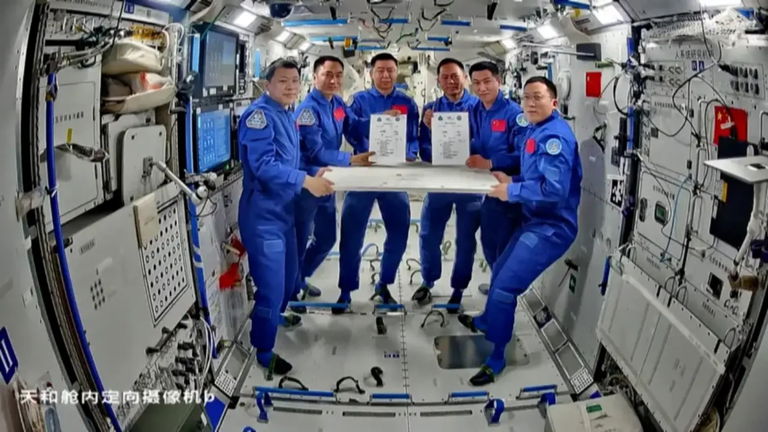 Atrapados y sin poder volver a su casa. Estos tres astronautas chinos están en verdaderos problemas