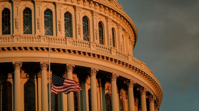 Estados Unidos arremete contra sí mismo por culpa de la IA: pretende bloquear todas las leyes estatales que la regulen