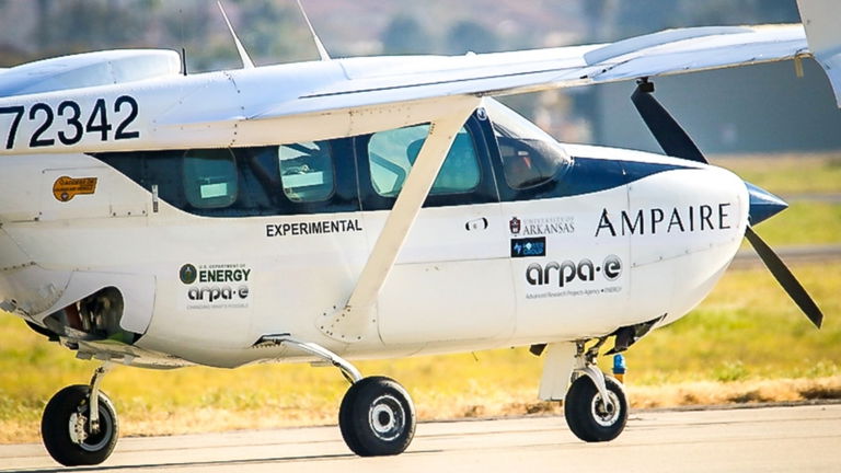 Los aviones híbridos ahora podrán volar más lejos gracias a este nuevo motor que lleva un componente especial