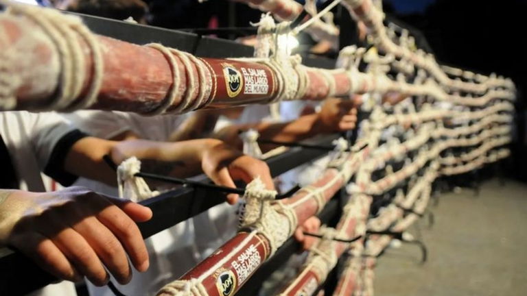 El salami más largo del mundo ya tiene nacionalidad: es argentino y mide más de lo que te piensas