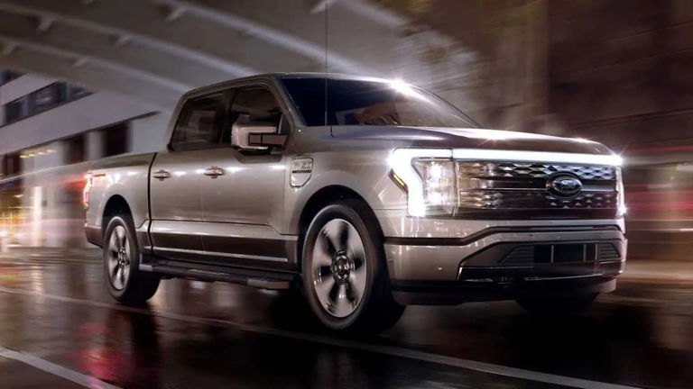 El Ford F-150 Lightning iba a revolucionar el sector de los coches eléctricos. El fabricante se plantea «matarlo» por las bajas ventas