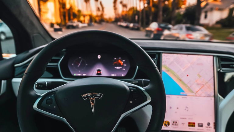Tesla se da por vencida: tras tres años de negativas, sus coches empezarán a usar CarPlay