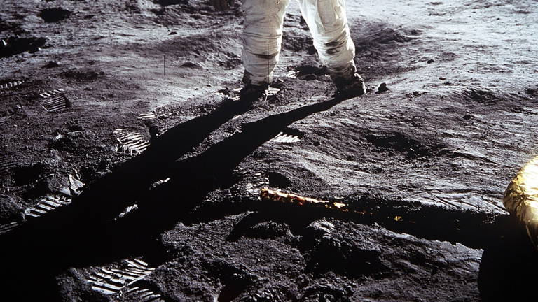 China encuentra algo no previsto en la superficie de la Luna y es un material que también está en la Tierra