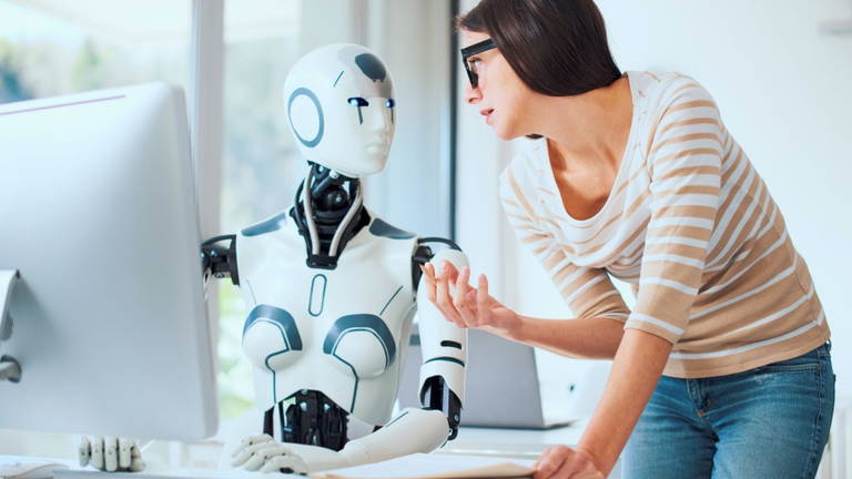 Casi un tercio de las empresas planea sustituir al personal de recursos humanos por IA. Así lo revela una nueva encuesta