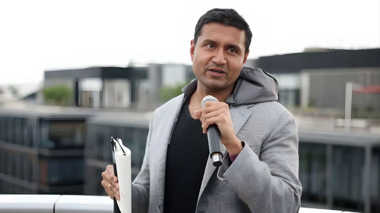 Shyam Sankar, director de Tecnología de Palantir, asegura que "las personas que tienen religión" temen menos a la IA