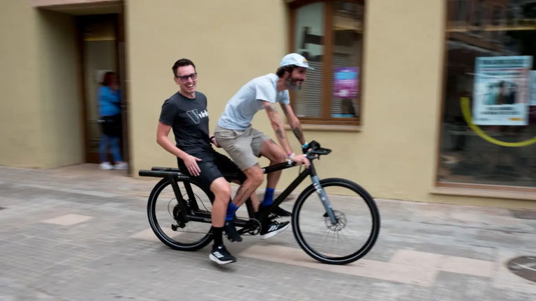 La chatarra de los aviones tiene un propósito importante: fabricar bicicletas para las víctimas de las inundaciones