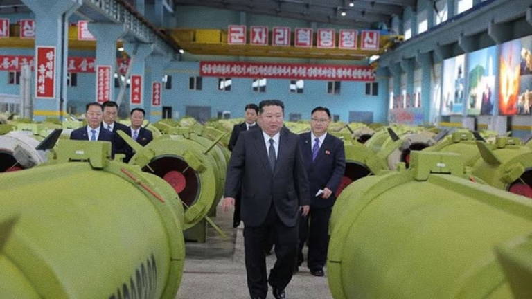 Corea del Norte enseña sus misiles balísticos en una presentación inaudita en la que sale Kim Jong-un