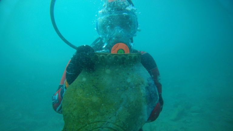 En su momento fue una ciudad muy importante, pero ahora está bajo las aguas de un lago. Acaba de ser redescubierta y es un sueño
