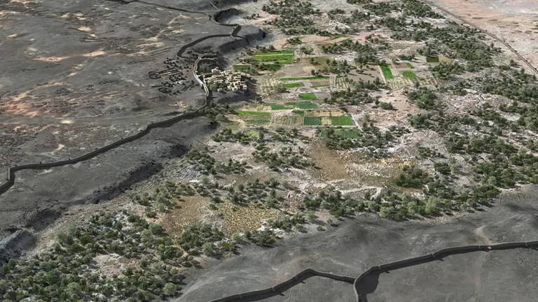 Los arqueólogos se dan de bruces con un hallazgo único: una "gran muralla" en mitad de un oasis en el desierto