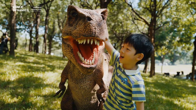 Es un robot, tiene dos patas y puede transformarse en dinosaurio. El futuro de la robótica está en sus pequeñas manos