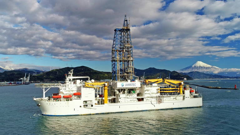 Japón empieza a extraer tierras raras en aguas profundas: quiere dejar de depender de China