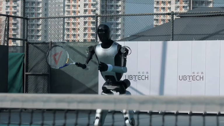 Esta compañía china ha puesto a prueba a su robot humanoide más avanzado en una pista de tenis