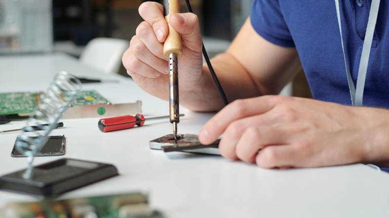 El reciclaje de los teléfonos móviles da un salto en China: han encontrado la forma de extraer oro de ellos