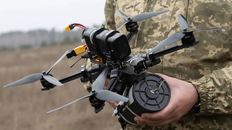 Ninguna empresa llega tan lejos con los repartos: drones ucranianos despliegan robots frente a las tropas rusas