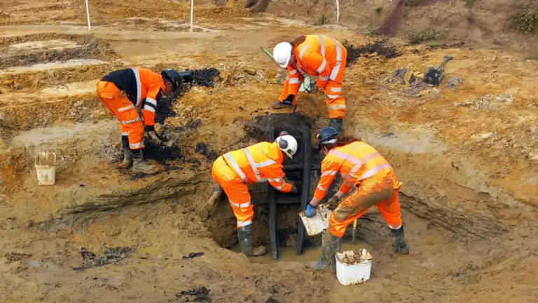 Iban a construir una central nuclear y acabaron descubriendo una tumba anglosajona con un caballo, guerreros y monedas