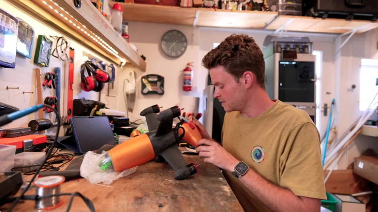 Un padre y su hijo baten un récord mundial: han creado el dron más rápido del planeta