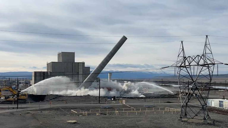 Vídeo: así es como han derruido una chimenea nuclear de la época de la Guerra Fría