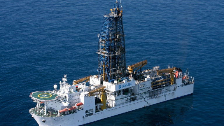 Japón desafía el dominio de China y sus tierras raras: las está extrayendo de lo más profundo de la tierra