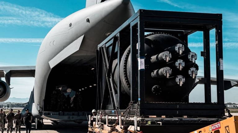 Un enorme avión militar consigue un hito para Estados Unidos transportando este microrreactor nuclear