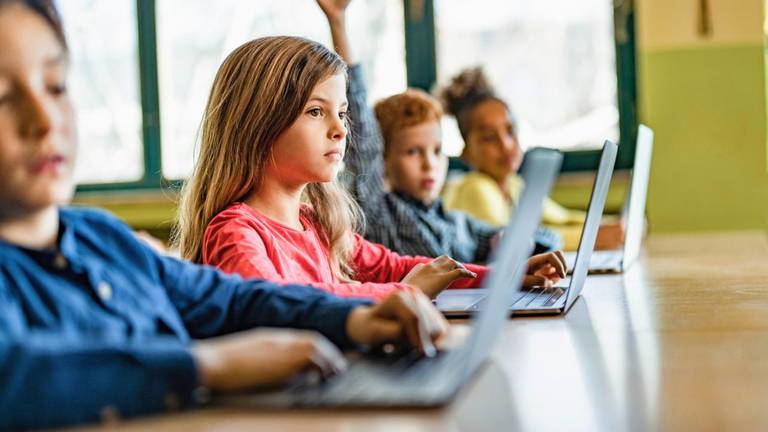 Sustituir los libros por tabletas y ordenadores no es una buena idea: la Generación Z es menos capaz cognitivamente que las anteriores