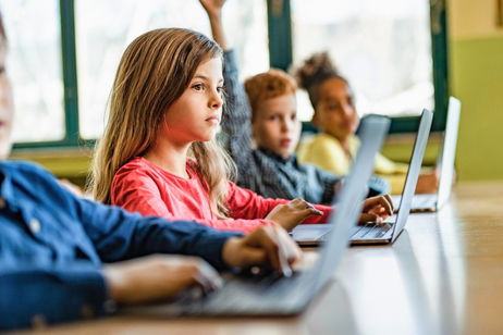 Sustituir los libros por tabletas y ordenadores no es una buena idea: la Generación Z es menos capaz cognitivamente que las anteriores