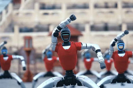 Robots humanoides chinos exhiben sus habilidades con el Kung Fu frente a uno de los mayores templos de Pekín