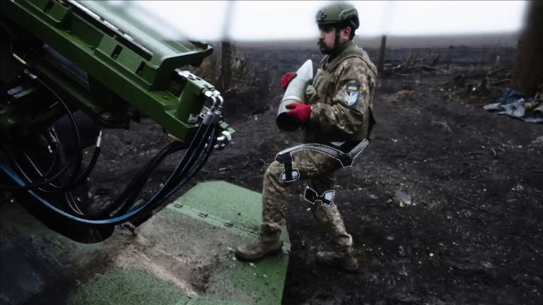 Ucrania despliega exoesqueletos con inteligencia artificial en el frente de Pokrovsk: así es la nueva armadura de sus artilleros