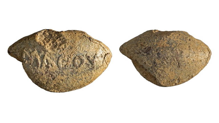 Tiene más de 3.000 años, pero este proyectil contiene un mensaje importante: los soldados de la antigüedad tenían humor irónico