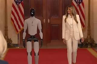El primer robot humanoide de fabricación estadounidense acompañó a Melania Trump a la cumbre de IA