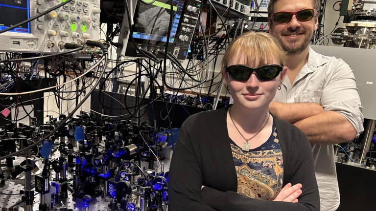 Los sistemas de computación cuántica con trampa de iones a gran escala se acercan cada vez más a la realidad