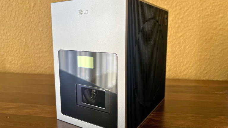 Proyector LG CineBeam S, análisis: montar un cine de 100 pulgadas en casa para ver series y películas 4K no sale caro