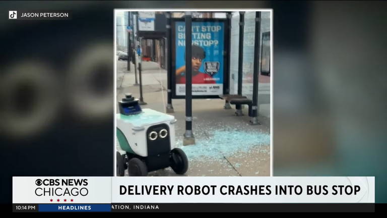 Vídeo: Un robot de reparto destroza el cristal de una parada de autobús en Chicago