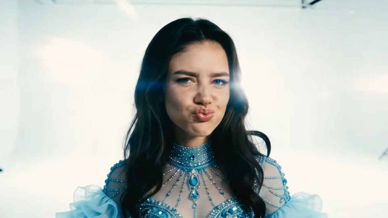 Tilly Norwood, la primera 'actriz' generada con IA, lanza un vídeo musical antes de los Oscar. El resultado es atroz