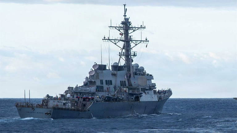 Destructor estadounidense de 9.600 toneladas con defensa antimisiles y tecnología de guerra antisubmarina acaba de desplegarse