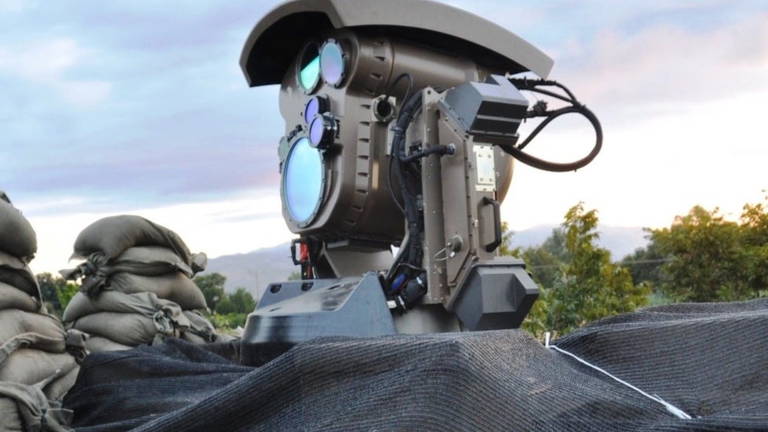 La Marina de EE. UU prueba con éxito un cañón láser capaz de fulminar drones desde un portaaviones