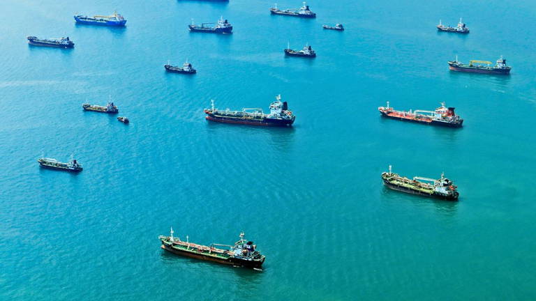 Los buques petroleros son atacados mientras las fuerzas iraníes cierran el estrecho de Ormuz debido al bloqueo estadounidense