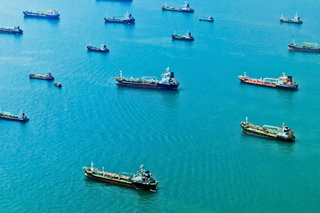 Los buques petroleros son atacados mientras las fuerzas iraníes cierran el estrecho de Ormuz debido al bloqueo estadounidense