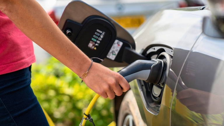 La adopción de vehículos eléctricos en Estados Unidos hace reflexionar a los expertos: ¿quién gana y quien pierde?