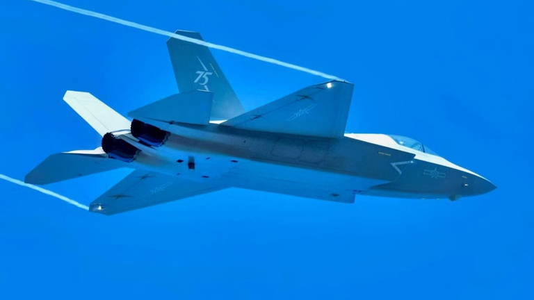 El "Tiburón Azul" de China: el nuevo caza furtivo naval que desafía la hegemonía de Estados Unidos