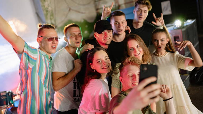 Australia fue pionera en prohibir las redes sociales a los adolescentes. La mayoría sigue utilizándolas sin complicaciones