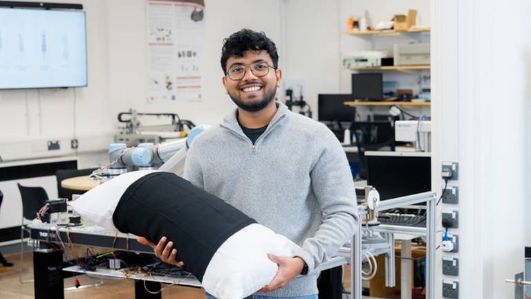 Crean una funda de almohada que alerta a las personas sordas de si hay un incendio o ha entrado un ladrón en casa