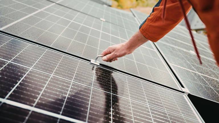 Investigadores aumentan la eficiencia de las células solares de perovskita gracias a un nuevo laboratorio robótico