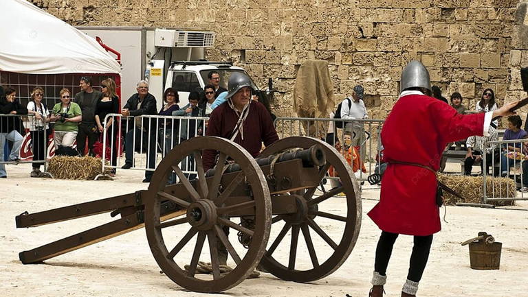Hallan un monumental arsenal bajo un ayuntamiento en Bélgica: 500 balas de cañón paralizan unas obras
